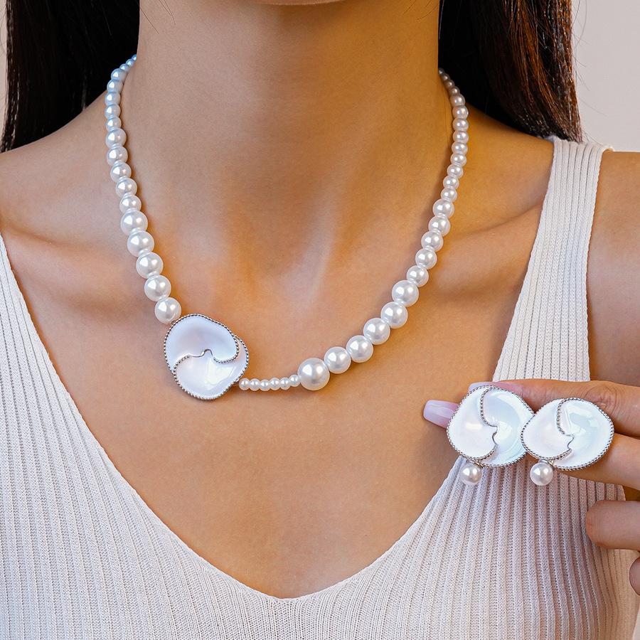 

Модные украшения для женщин белый