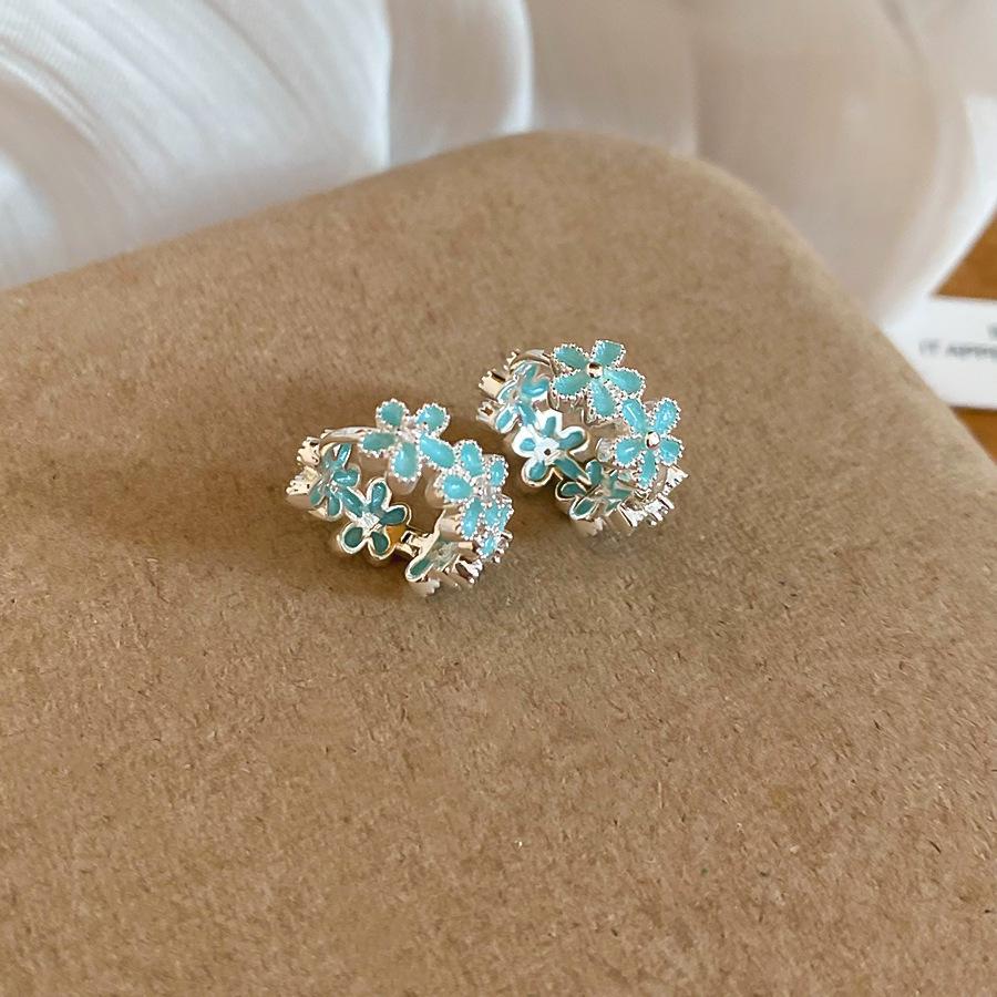 Seaside vacation wind gradual change oil painting wind petal stud earrings small fresh sweet earrings light luxury niche high sense earrings