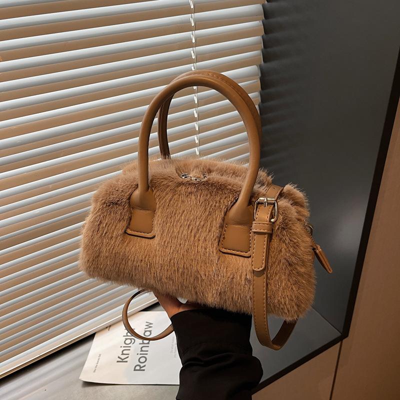 

Премиальная плюшевая женская сумочка 2025 новая модная осенне-зимняя плюшевая сумка универсальная нишевая на плечо/кроссбоди темно-коричневого