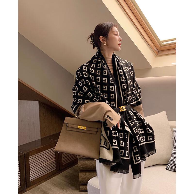 VICTORIA&VERA Elegant Ripped G-Letter Scarf