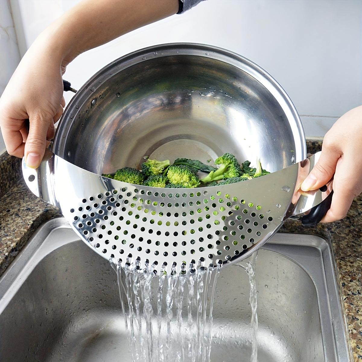 

Stainless steel kitchen strainer with handle - Vegetable washing and draining tools Food safety Durable design Convenient for kitchen серебряный