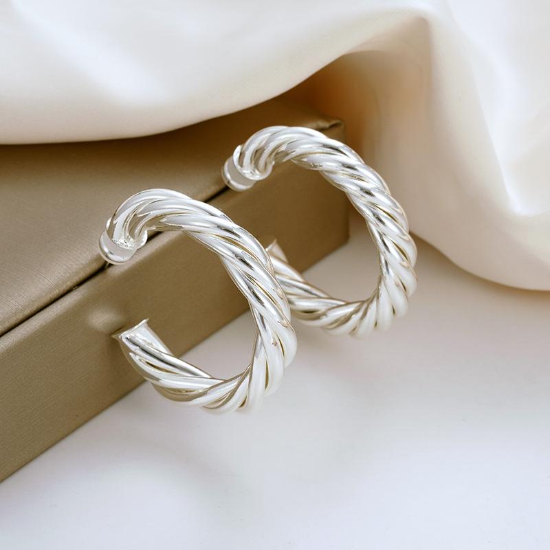 Elegant Twisted Line Earrings for Women: Stylish Gold & Silver Ear Cuffs with Unique Niche Design, Perfect for Commuting & Light Luxury Wear.