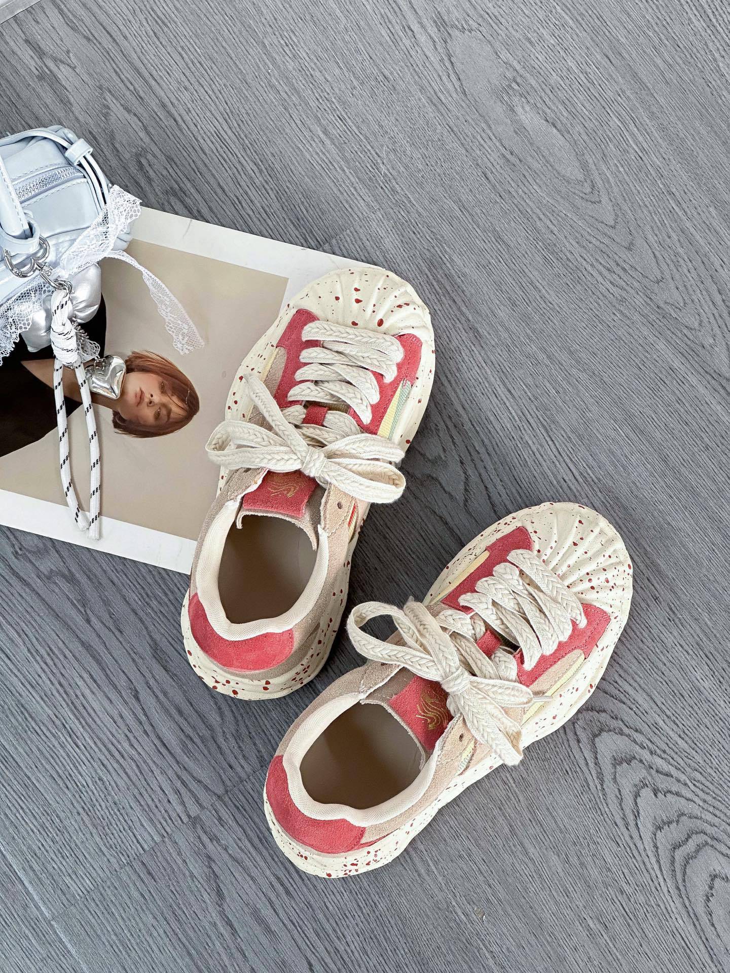 

Европейская станция 2025 новая трендовая обувь ракушка толстая подошва увеличивающая рост повседневная женская обувь нишевая красная с брызгами туши растворяющая доска обувь 40 красный