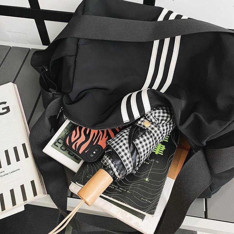 Nieuwe gestreepte schoudertas met grote capaciteit, trendy, cool, lui, mode, veelzijdige sport-, reis-, fitness tas