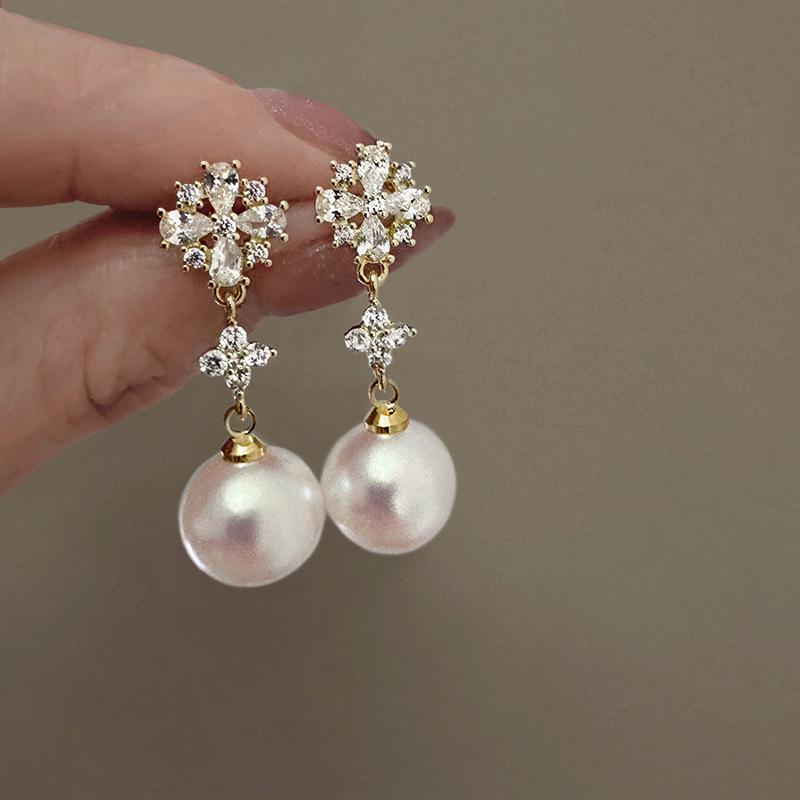 2024 High-End Pearl Stud Earrings: French Light Luxury Style for Women