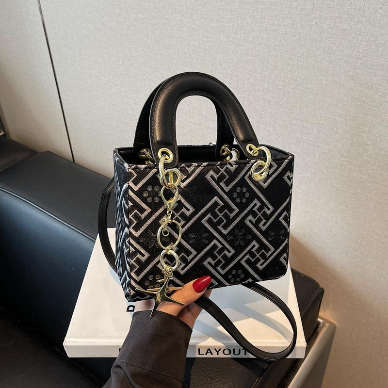 

Нишевая сумка женская 2025 новая летняя универсальная на плечо, сумка-мессенджер, повседневная портативная сумка принцессы Дианы чёрный