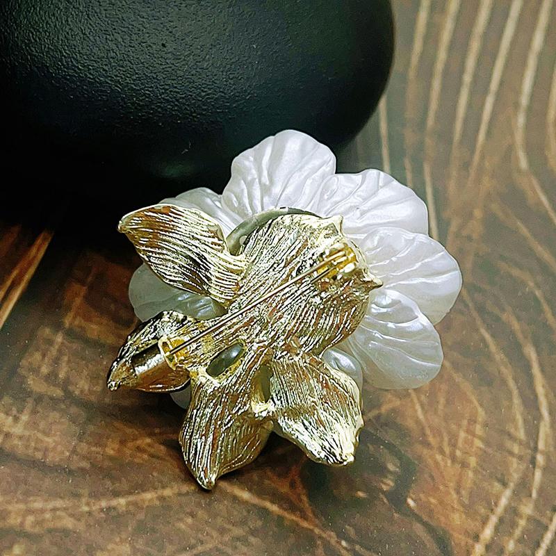 Camellia Pearl Lapel Pins Elegant High-End Brooch For Women Girls Versatile Exquisite Corsage Clothing Accessories Gifts