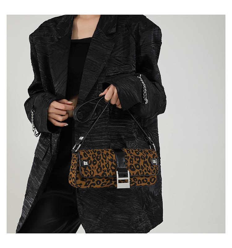 Niche leopard print underarm bag, fashionable retro high sense, commuting shoulder essential women's bag.