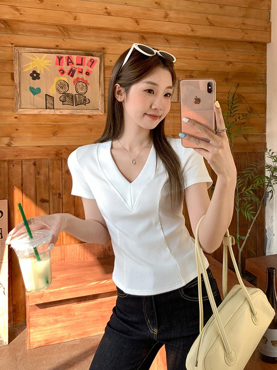 

White V-neck with exposed collarbone and front shoulder design short-sleeved T-shirt for women s summer fishbone waist and thin short top S белый