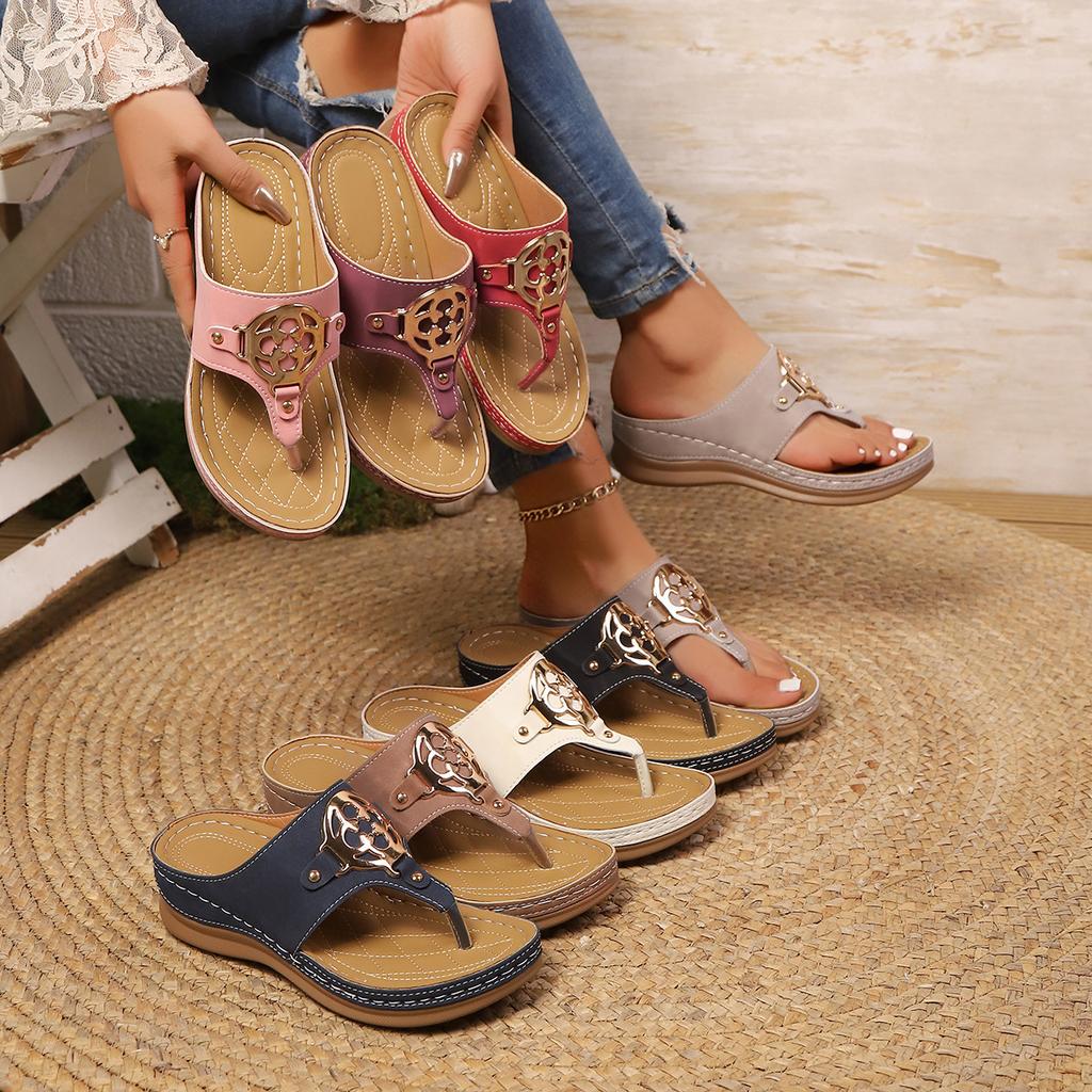 European and American Toe Metal Buckle Flip-flops Women's 2025 Summer New Round Head Fashion Flat-bottomed Beach Slippers