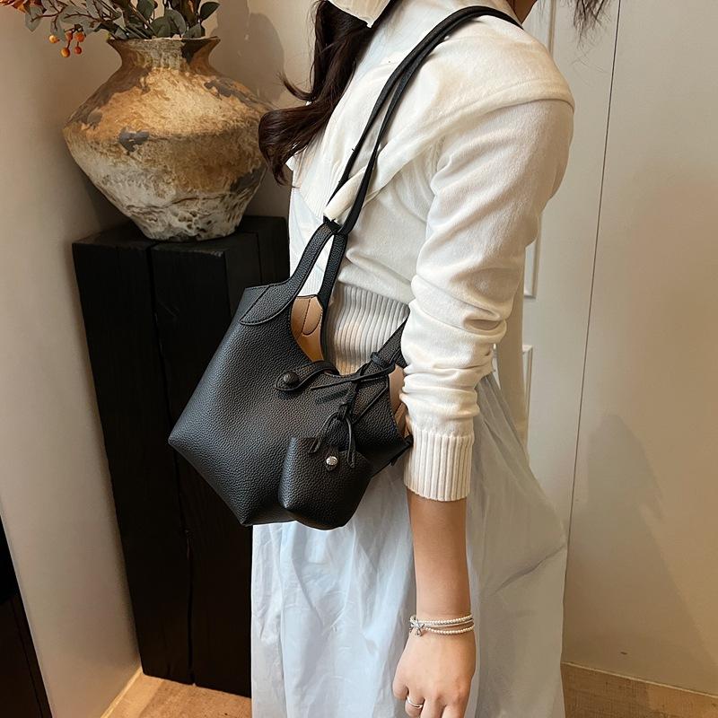 

Сумка для работы, нишевый дизайн, простая наплечная сумка, женская, лето 2025, новая, высококлассная сумка-мессенджер, сумка-ведро 28*14*27