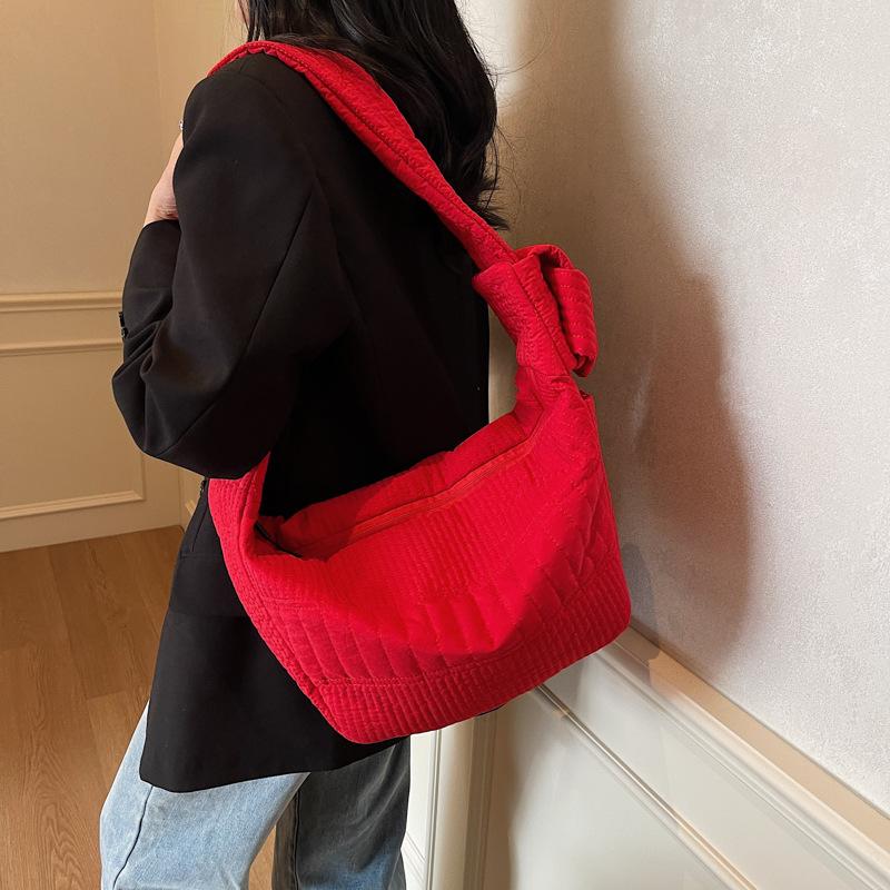 Shoulder bag women's 2025 summer new niche design wide shoulder strap cloud bag lazy wind messenger tote bag