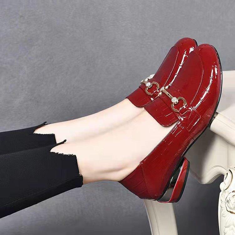 

New soft leather single shoes women s versatile medium heel soft sole light mouth thick heel small leather shoes large size women s shoes 35 червоний