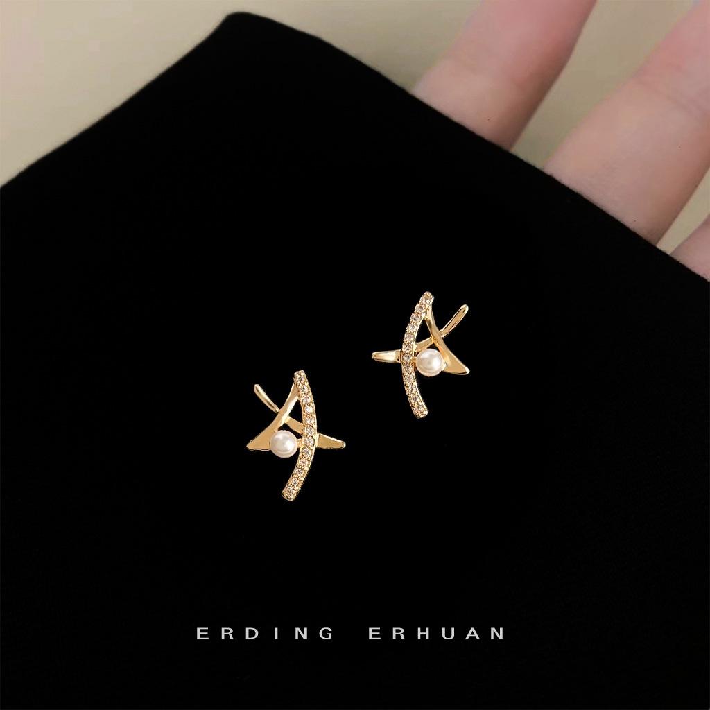 Micro-inlaid zircon design sense star small stud earrings fashion commuting versatile hollow five-pointed star pearl earrings
