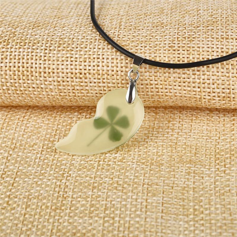 Four Leaf Clover Luminous Couple Necklaces 2 Pcs Heart Shape Pendant Necklace Natural Dried Flower Glow In The Dark Jewelry Gift