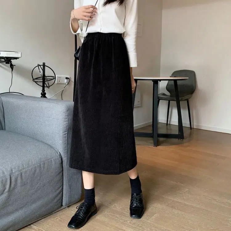 

Женская вельветовая юбка миди: Стройнящее А-силуэтное платье с высокой талией и разрезом для моды Осень/Зима 2023. M чёрный