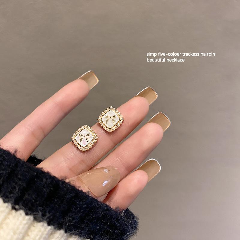 BLINGBAY New Women's Earrings Retro Women's Light Luxury High-End Niche Earrings Sweet Temperament Ear Accessories Modern Jewelry Gifts