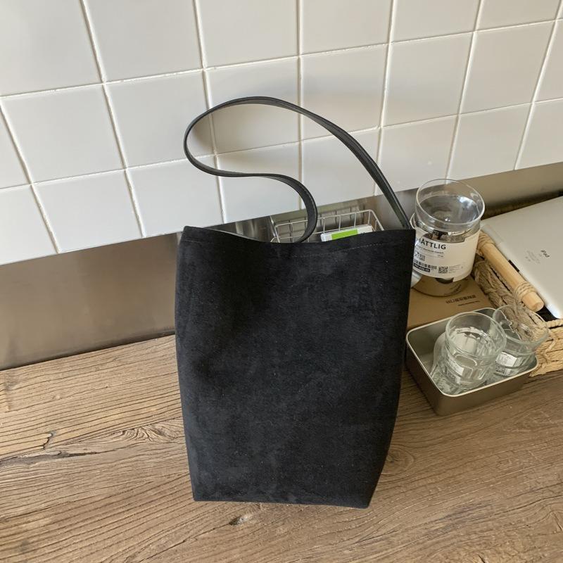 

Summer new retro solid color large-capacity bucket bag women s simple fashion versatile underarm shoulder bag чорний