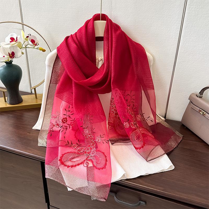 

Шелковая шерсть Вышитый шелковый шарф Женская мода Зарубежный стиль Зимний теплый шарф Холодная шаль Тонкий стиль 180*70 бордовый