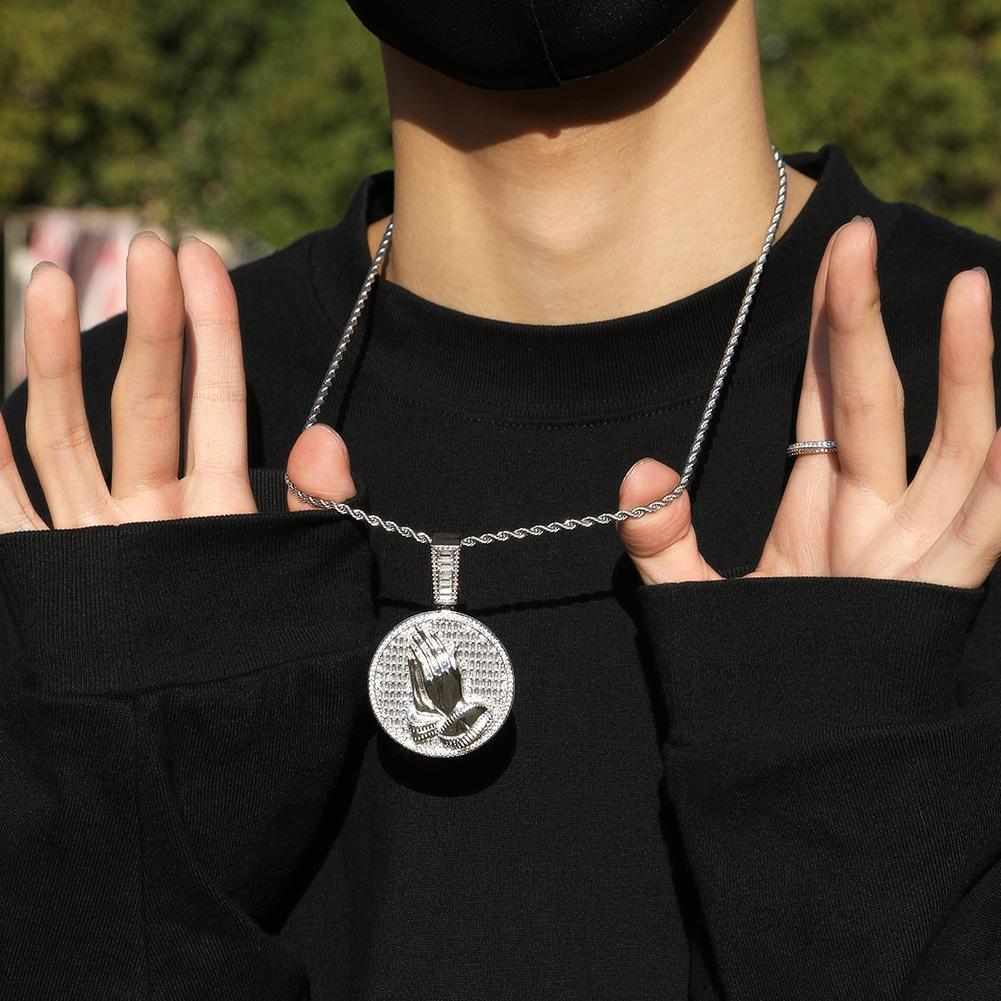 Necklace New Geometric Disc Pendant Necklace Copper Inlaid Zircon Men's Personality Prayer Hand Street