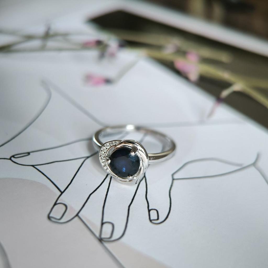Серебряное кольцо с натуральным сапфиром 1.836ct, фианитами, вес изделия 3,07 гр (2178729)