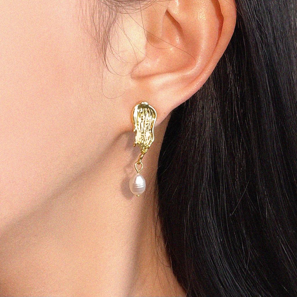 18k Vergoldete Süßwasserperlen-Ohrringe mit Ölfarben-Textur - Leichter Luxus-Stil