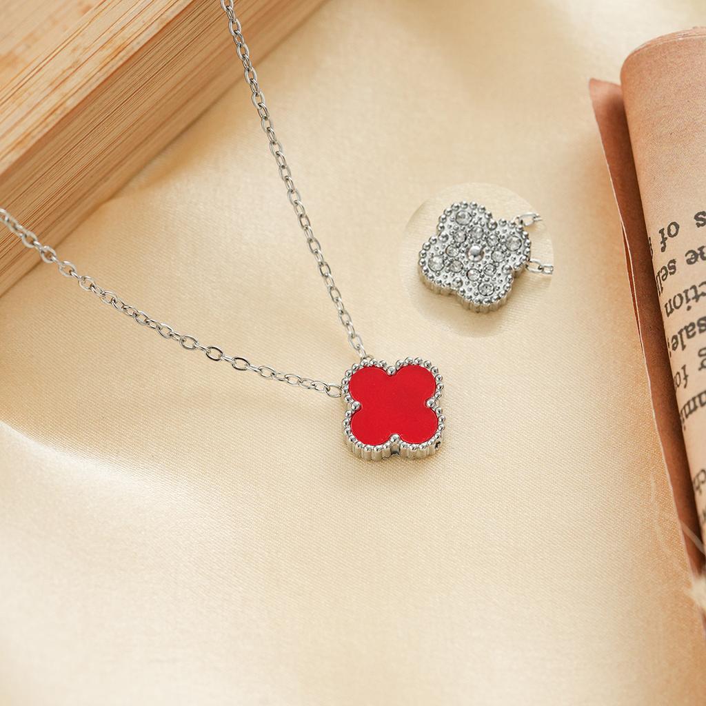 Halskette mit vierblättrigem Kleeblatt, mit einem leichten Luxus- und High-End-Gefühl, gefertigt aus Titanstahl, der nicht verblasst. Damen Glücksklee Kopfschmuck Accessoire