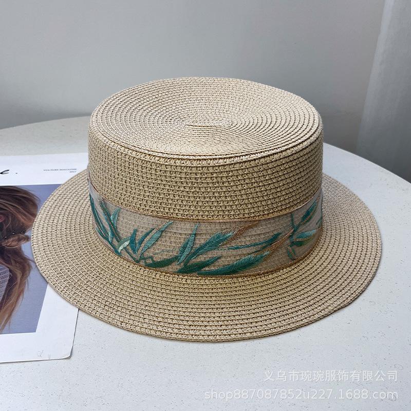 

Women Flat Top Straw Hat Summer Beach Sun Cap Elegant Leaf Embroidered Boater Hat Breathable Paper Straw Wide Brim Travel Fedora бежевий