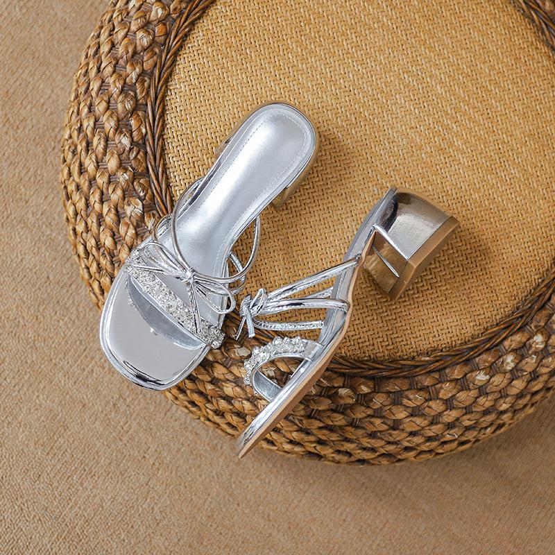 

Сказочные серебристые сандалии женские 2025 лето новые бант французские стразы крутые шлепанцы толстый каблук высокий каблук 34