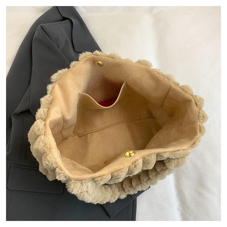 Women's High-End Plush Handbag - Large Capacity, Versatile Commuter Shoulder Bag for Autumn and Winter