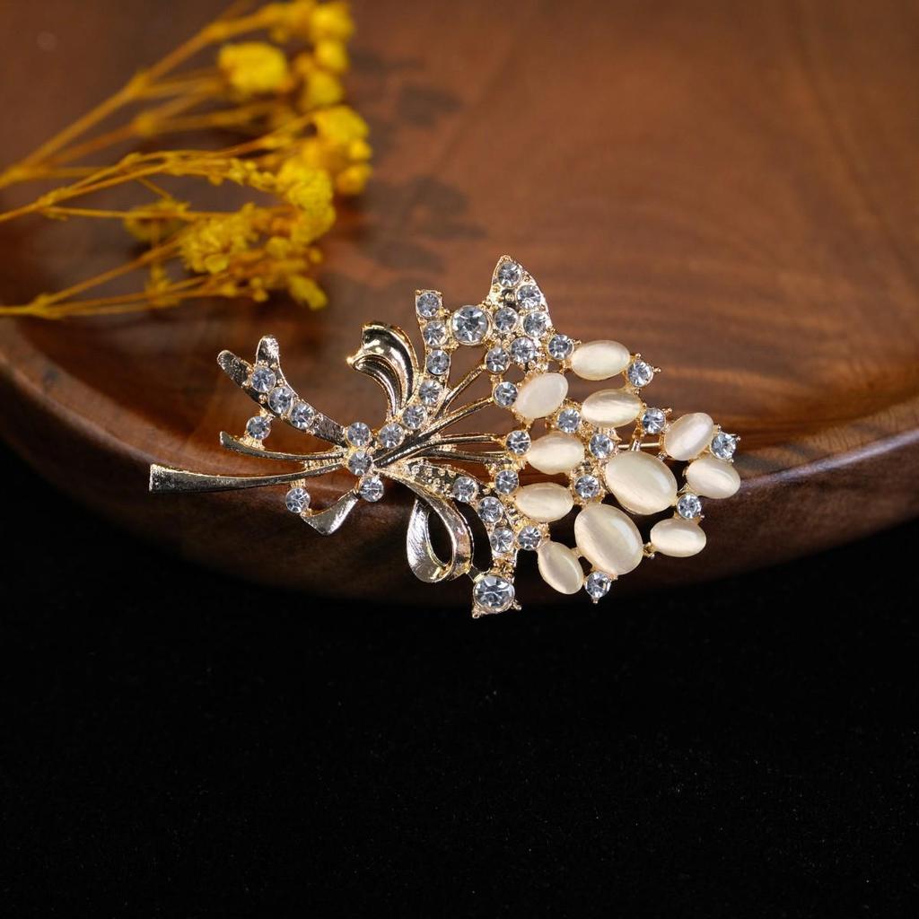 Broșă Elegantă Fluture Ochi de Pisică cu Strass-uri - Design Anti-Alunecare și Versatil