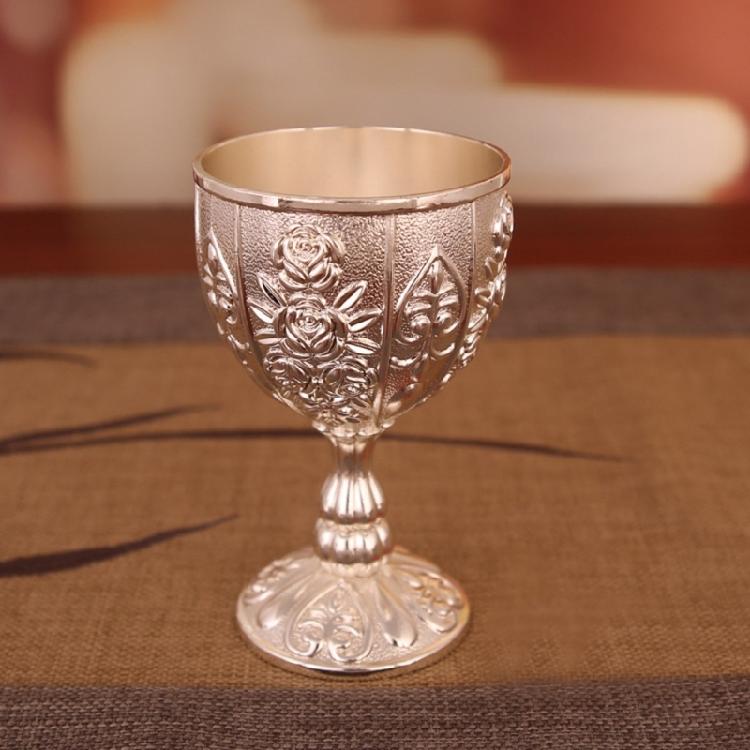 Artistic Zinc Alloy Alcohols Glass With Luxurious Embossed Detailing Retro Art Wine Glass For Wine Tasting Event