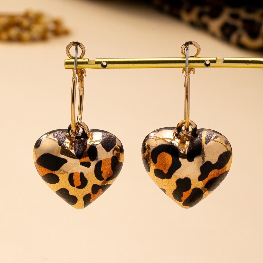 A Pair of Women's Earrings with 3D Heart-Shaped Leopard Print Pendants, Suitable for Everyday and Autumn/Winter Wear