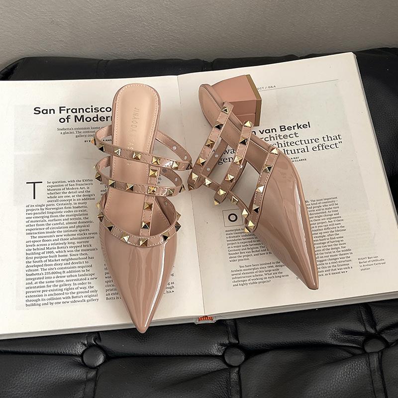 Pointed willow nails, high-heeled bag head slippers, women's summer fashion and casual temperament with skirts, high heels, and cool slippers outside.