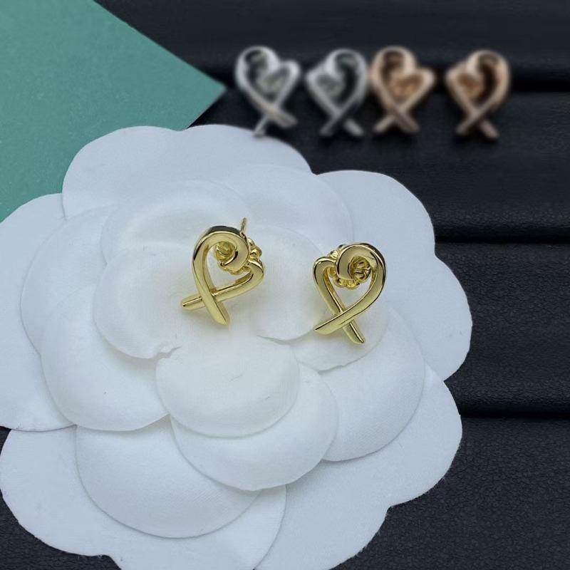 

T family heart-shaped earrings, hollow heart-shaped stud earrings, simple and clear versatile sweet girl style earrings