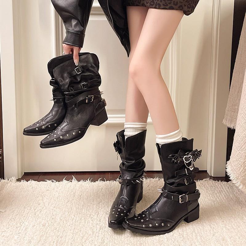 Black pleated western cowboy short boots women's 2025 new spring and autumn single boots V-mouth rivets pointed thick heel Martin boots