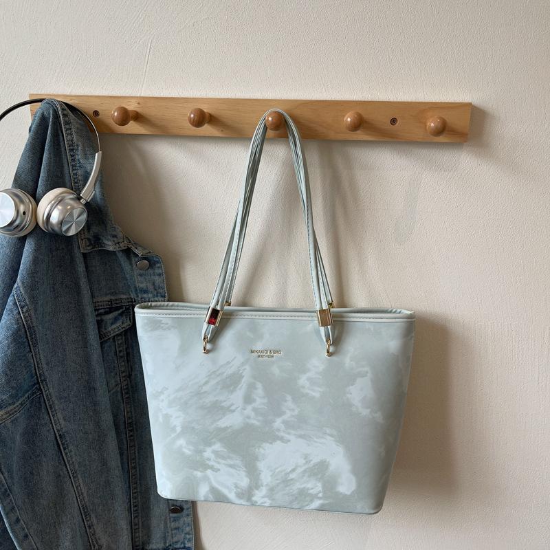 

2025 high-value fashion new large-capacity commuter tote bag women s summer new foreign-style simple shoulder bag