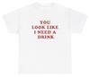 Du siehst aus, als bräuchte ich ein Getränk T-Shirt Lustiges Alkoholiker Meme Sarkastischer Humor Tee