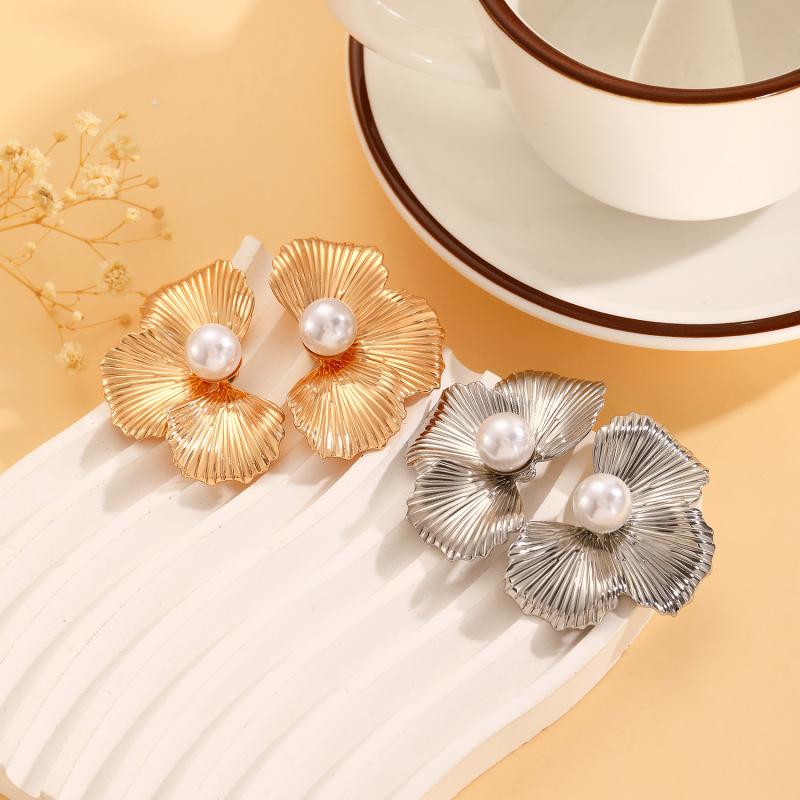 Fashion Irregular Ginkgo Leaves Stud Earrings for Women Exaggerated Metal Pendant Earrings Charm Texture Jewelry Accessories