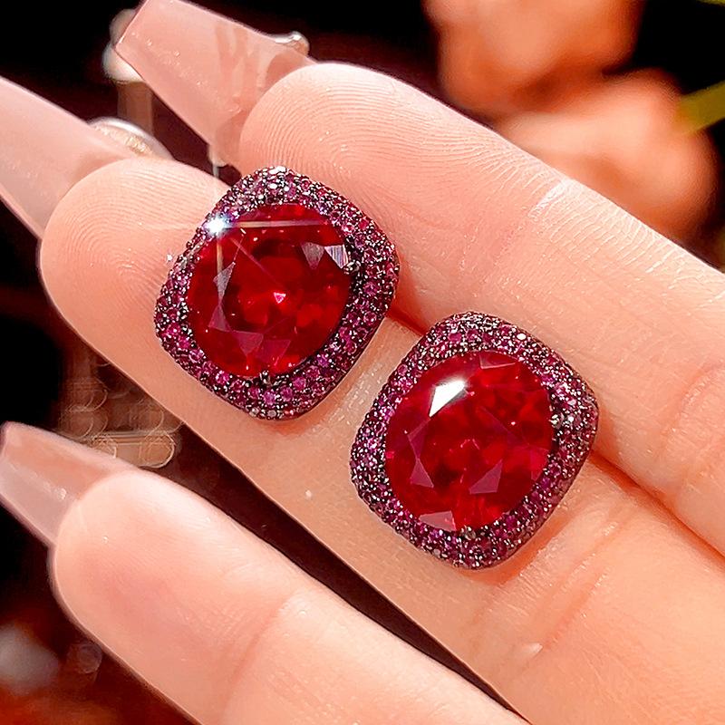 

Ювелирные изделия Медное основание Позолоченная Имитация Красного Корунда Черное Золото Высококлассный Комплект Женский Камень 13 * 18