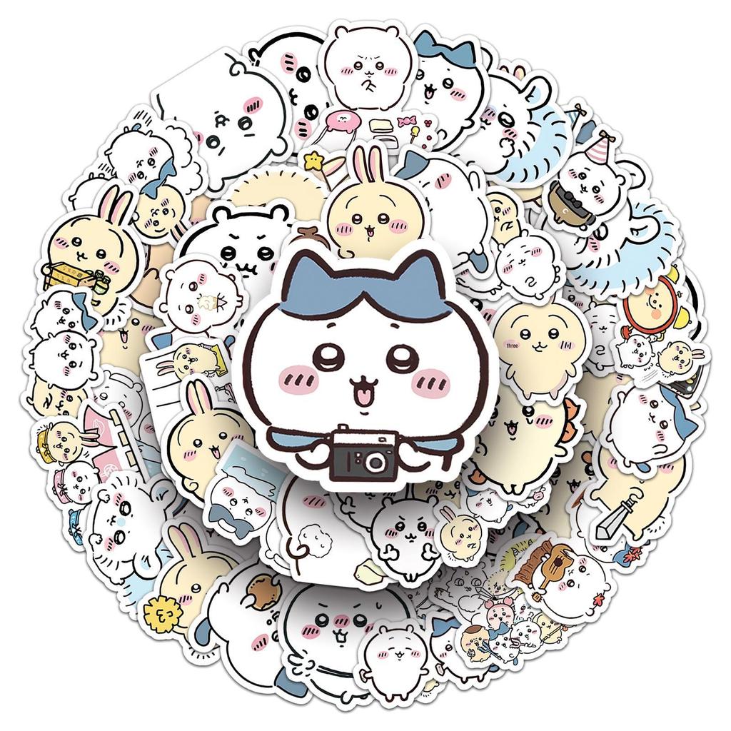 50 japanische Chiikawa Sticker - Niedliche wasserfeste Cartoon-Dekorationen für Handyhüllen, mit Jiikawa und Little Mochi Designs.