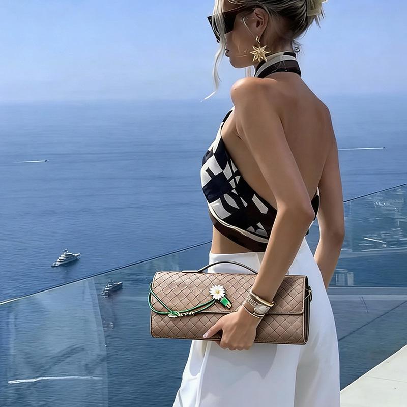 Cross-border new handwoven bag, daisy high-end lock, baguette bag, hand-held dinner bag, portable messenger women's bag