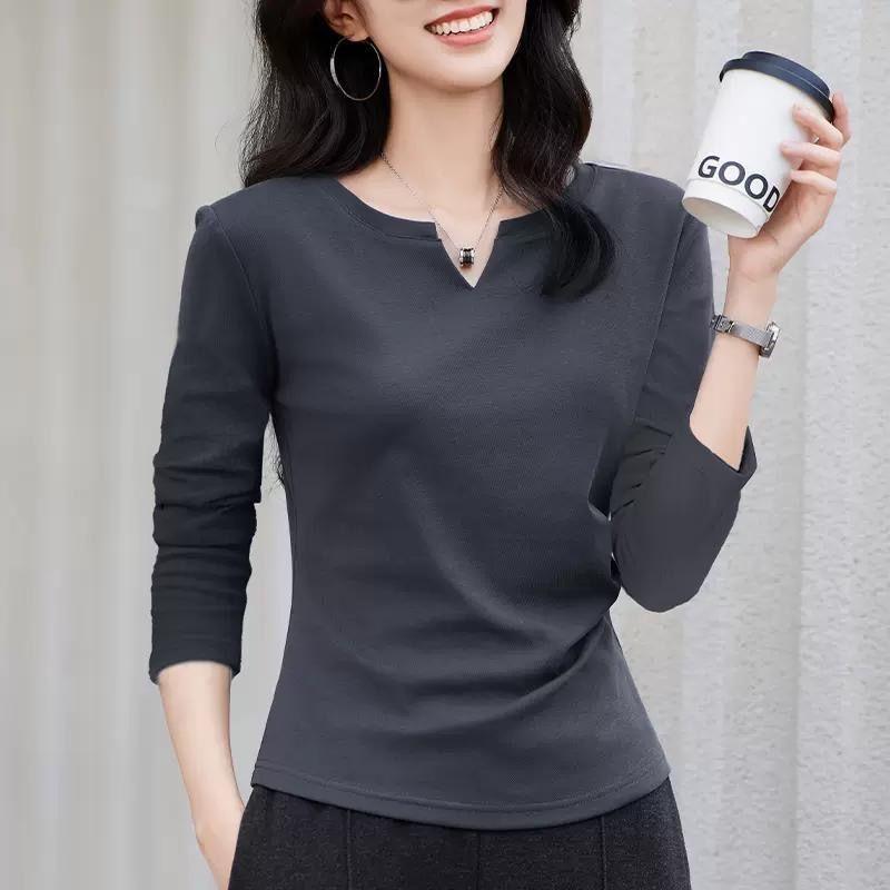 V-Ausschnitt Langarm T-Shirt für Damen im Herbst mit Falten und einem taillierten Oberteil, das eine stilvolle und vielseitige Innenschicht ausstrahlt