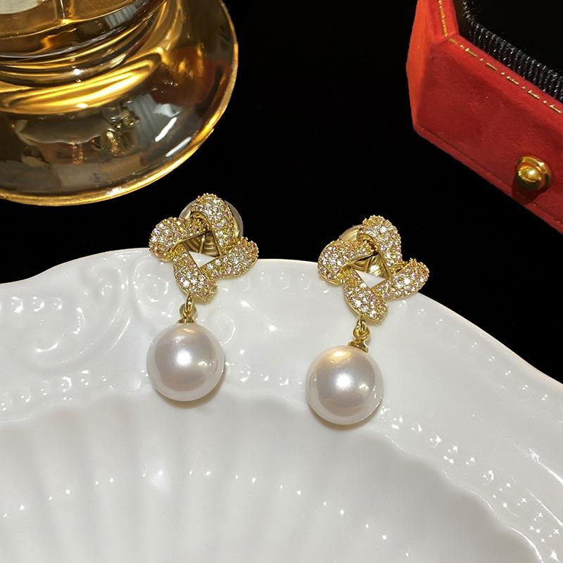 

Light luxury square pearl earrings, high-end temperament, niche zircon stud earrings, women s painless mosquito coil disc ear clips, no ear piercings.