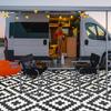 Feuchtigkeitsbeständige Schwarz-Weiß-Kreuz-Außenmatte für Wohnmobile und Camping – Langlebige, tragbare Hofplane