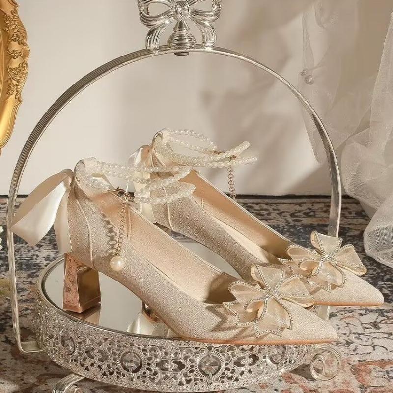 

Женские модные туфли на толстой подошве, осенние, новые, с острым носком, мелким горлом, бабочкой, узлом и бусинами, на высоком каблуке, с низким верхом 40