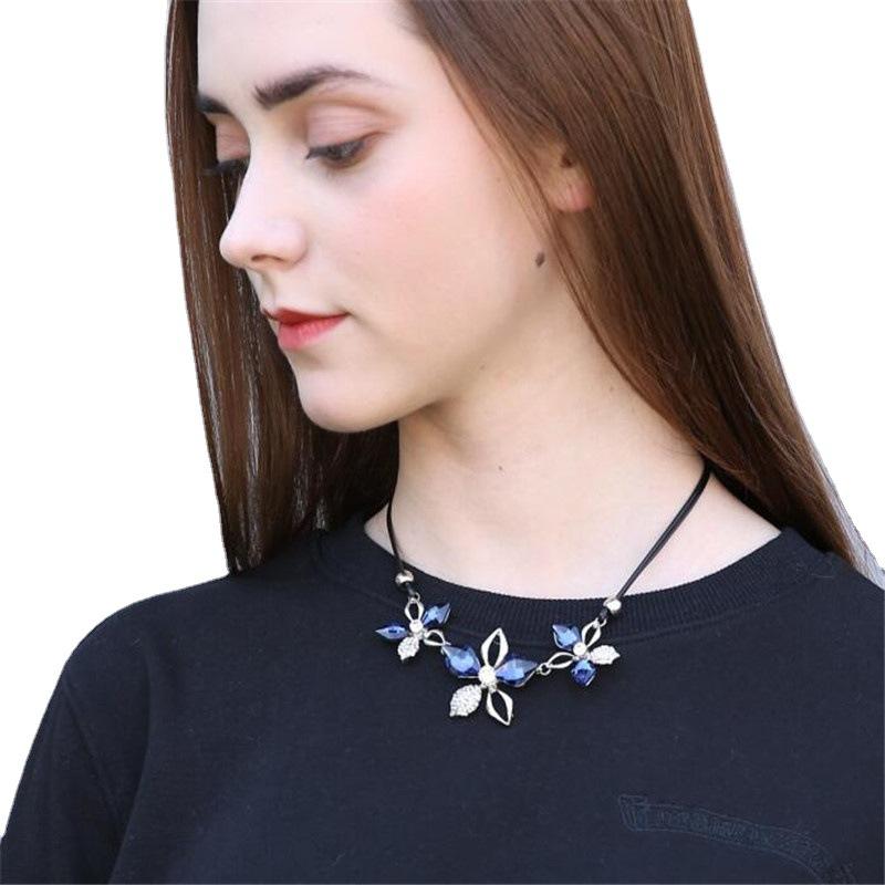 Crystal flower pendant women's Korean version short collarbone chain, European and American necklace sweater chain accessories