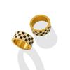 Europäischer Retro Schwarz-Weiß Karomuster Titanring: Lichtbeständig, Vergoldet, Personalisierter Stil.
