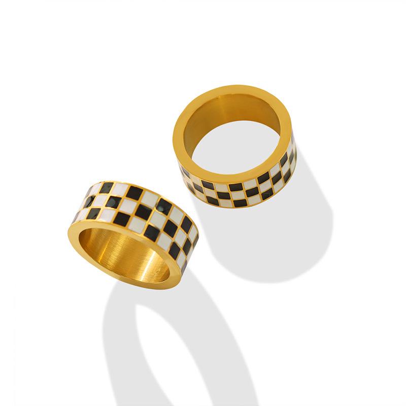 Europäischer Retro Schwarz-Weiß Karomuster Titanring: Lichtbeständig, Vergoldet, Personalisierter Stil.