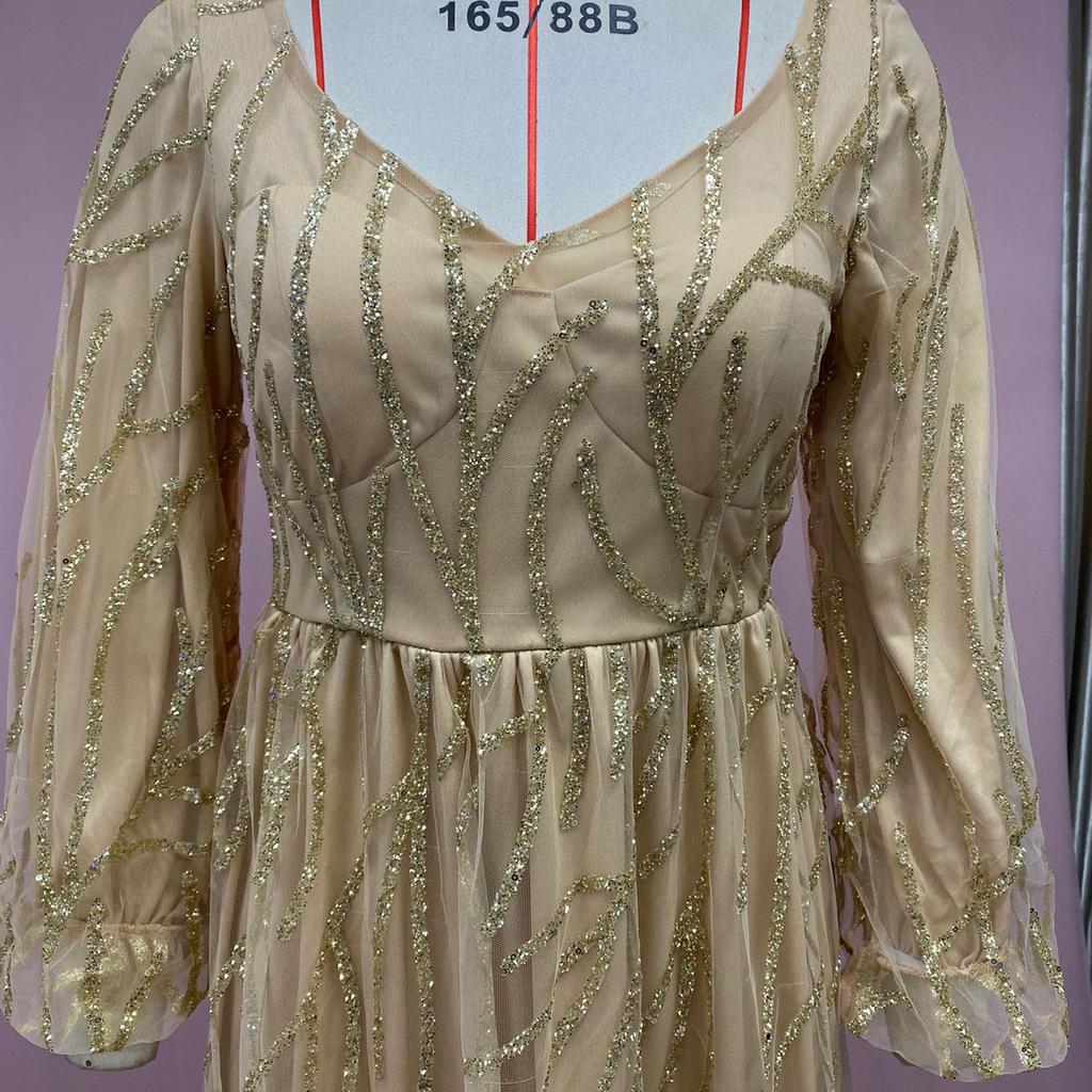 Suknia wieczorowa bogato zdobiona koralikami, luksusową koronką i ręcznie robionymi cekinami dla uzyskania efektownego i uwodzicielskiego arystokratycznego wyglądu